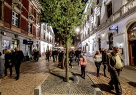 Pierwszy łódzki 'woonerf' czyli podwórzec miejski będący strefą o ograniczonym ruchu kołowym został utworzony na ul.6 Sierpnia.