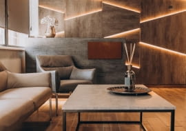 Firma REJS jest jednym z wiodących producentów i dystrybutorów akcesoriów i komponentów meblowych, działających na rynku polskim i zagranicznym.  Portfolio przedsiębiorstwa obejmuje elementy wyposażenia mebli do kuchni, łazienki i garderoby jak np. systemy szuflad, cargo, zestawy do segregacji odpadów, zawiasy, prowadnice i uchwyty. Ofertę uzupełniają komponenty meblowe – płyty, laminaty i materiały kompozytowe pod marką Dekores.  U podstaw sukcesu REJS leży: 30 lat doświadczenia, profesjonalna kadra, rodzinne wartości, nacisk na innowacje, a także perfekcyjna znajomość branży.