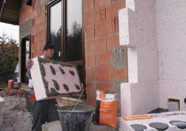 Czerwiec to środek sezonu budowalnego; jeśli budowa posuwa się szybko, można wykańczac elewację domu