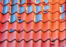 Blachodachówka, z której odchodzi farba, a miejscami pojawiła się rdza