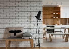 mieszkanie w skandynawskim stylu, cegły w mieszkaniu, jasne mieszkanie, jak urządzić mieszkanie