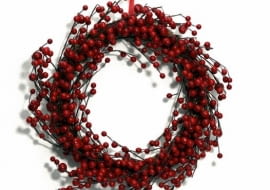 <b> ŚWIĄTECZNE STROIKI. W świątecznym domu nie powinno zabraknąc stroików, łańcuchów i girland. Najbardziej cieszą te zrobione samodzielnie - z gałązek, szyszek, owoców albo ze sztucznych ozdób. Zawsze też można kupić stroik w sklepie. </b> <BR /> Wianek na drzwi, śr. 46 cm, 92 zł, Marks & Spencer