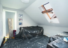 Dach starego domu często jest źródłem problemów. Dlatego remont warto zacząć od niego. Zakres prac zależy od stanu dachu i rodzaju istniejącego pokrycia.