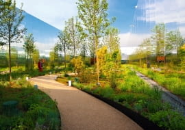 Obraz MINISADU urządzonego na dachu Polskiego Pawilonu jest powielany przez otaczające go metalowe zwierciadła.