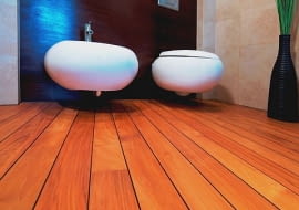 Naturalny kolor desek podłogowych Teak skomponuje się z bielą ceramiki