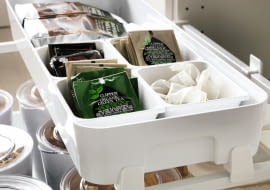 Jak sprawić, żeby w kuchennych szafkach zmieściło się więcej? Sposoby na organizację