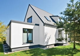 Z zewnątrz budynek wygląda tak, jakby jego projekt powstał w ostatnich latach. To efekt modernizacji, ponieważ ten dom zbudowano w latach 50. XX wieku.