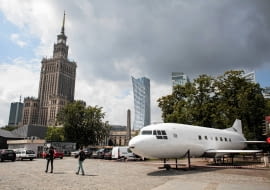 12.07.2017 Warszawa , Plac Defilad . Tajemniczy samolot przy wejsciu do Metra Swietokrzyska na Placu Defilad . Fot. Dawid Zuchowicz / Agencja Gazeta SLOWA KLUCZOWE: palac kultury i nauki plac defilad samolot
