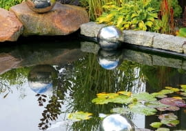 FIAP premiumdesign DecoBall/AQUAFLORA. Kule ze stali nierdzewnej, unoszą się na wodzie. Cena: od 112 zł, www.aquaflora.pl