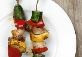 29.03.2005 WARSZAWA , SESJA JEDZENIE , DO PRZEPISU AGNIESZKA KREGLICKA , NA ZDJECIU SZASZLYK , NADZIEWANY NA ROZMARYNIE , ROZMARYN STYLIZACJA JOANNA SZACHOWSKA FOT. ARKADIUSZ SCICHOCKI / AGENCJA GAZETA