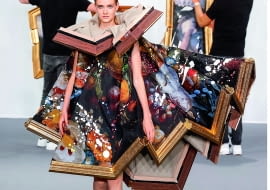 Suknia obraz . Czyli oryginalny pomysł duetu modowego Victor & Rolf. Kolekcja haute couture 2015/2016/East News.