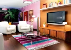 W tym pokoju zadbano o zróżnicowane oświetlenie - w zależności od potrzeby można włączyć lampy wiszące lub stojące, halogeny albo świetlówki.