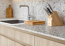 Woodeco_Blat UltraFit Terazzo Colore PK9020_płyta laminowana Akacja Świetlista PD7092