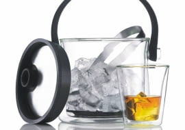 <B>Jak jubileusz, to i bankiet. A na nim życzenia, toasty i mnóstwo życzliwych gości, których trzeba podjąć dobrymi trunkami i smakowitymi przekąskami. Zapraszamy Państwa na małe jubileuszowe co nieco.</B> <BR >AKCESORIA. Pojemnik na lód, szkło, stal i tworzywo sztuczne, 206 zł, Portform