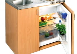 KITCHENETTE, miniblok kuchenny: jednokomorowy zlewozmywak z ociekaczem, dwa elektryczne pola grzejne, chłodziarka o poj. 95 l (z zamrażalnikiem). Wymiary: 100 x 60 cm, wys. 95 cm, 2399 zł, Franke