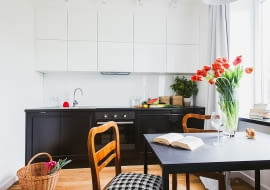 Anek kuchenny z czarno-białymi szafkami