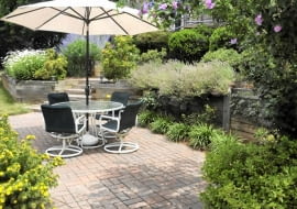 Parasol ogrodowy. Sprawdza się na tarasie, balkonie i każdym zakątku ogrodu. Jego zaletą jest możliwość przestawiania, ale im większy parasol, tym większą musi mieć podstawę mocującą