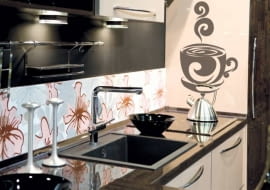 <B>Podobno pogodnie nastawiony do życia kucharz może zdziałać cuda. A w kuchni ozdobionej zabawnymi naklejkami trudno być nie w humorze. Zobaczcie nasze propozycje. I co, od razu lepszy nastrój?</B> <BR />NALEJKA. Kawa, 34 x 50 cm, 66 zł, dekornik.pl