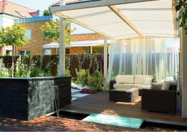 PRZEJRZYSTE ZASŁONY dodają altance intymności, a przy tym nie zabierają światła.