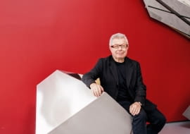 Daniel Libeskind - Jeden z najbardziej znanych i cenionych współczesnych architektów. Urodził się w Łodzi w 1946 roku, w wieku 11 lat wyemigrował z rodzicami początkowo do Izraela, potem do Stanów Zjednoczonych. Zaprojektował między innymi Muzeum Żydowskie w Berlinie, Muzeum Wojskowo-Historyczne Bundeswehry w Dreźnie i apartamentowiec Złota 44 w Warszawie. Jest również współautorem projektu największego z budynków postawionych na miejscu zburzonego kompleksu World Trade Center w Nowym Jorku oraz projektantem Sapphire, apartamentowca budowanego właśnie w Berlinie - jego wizualizacja znajduje się na okładce niniejszego dodatku.
