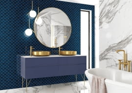 Mozaika w kolorze głębi oceanu to wyśmienity wybór do eleganckiej łazienki, w której ciemna barwa małych płytek uwydatnia elegancję wszechobecnego, wielkoformatowego marmuru i złota, Raw Decor
