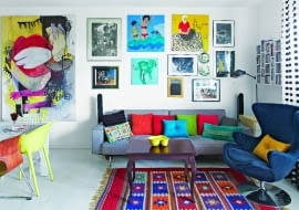 W KĄCIE WYPOCZYNKOWYM kanapa o minimalistycznej formie (duńskiej firmy Innovation Living) zgodnie sąsiaduje z fotelem w stylu lat sześćdziesiątych (BoConcept) i stolikiem nawiązującym do dawnych ludwików. Orientalny dywan został dosłownie ściągnięty z grzbietu wielbłąda podczas przejażdżki po egipskiej pustyni (oczywiście za zgodą właściciela i po uiszczeniu stosownej zapłaty). Do jego kolorystyki nawiązują barwy poduszek (sztruksowe są z F&F Home, z guzikami - z pakamera.pl). Na ścianie galeria dzieł autorstwa m.in. Sabiny Twardowskiej, Anki Mierzejewskiej, Gosi Bartosik, Przemka Cerebieża--Tarabickiego, Michała Minora, Piotra Wiatraka.