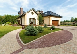 Kostka powinna pasować do otoczenia i do charakteru budynku.