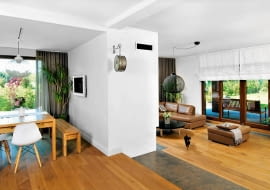 UWAGA ! PONOWNA PUBLIKACJA WYLACZNIE ZA ZGODA WLASCICIELI KATOWICE , DOM , WNETRZA - WIDOK NA JADALNIE I POKOJ DZIENNY , STYLIZACJA MAGDA OLSZEWSKA FOT. MAREK SZYMANSKI PUBLIKACJA CZTERY KATY NR 10 (240) - 10 2011 SLOWA KLUCZOWE: ARCHITEKTURA WNETRZE MEBEL POKOJ JADALNIA ZDJĘCIE DO WKŁADKI: PUBLIKACJA CZTERY KATY NR 10 (240) - CZASOPISMA