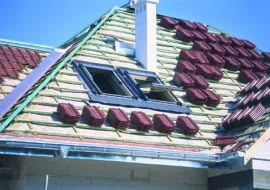 Łaty do mocowania dachówek ceramicznych i cementowych muszą być grubsze i przybite gęściej niż pod blachodachówkę.