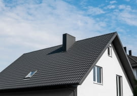 Blachodachówka modułowa – dlaczego warto wybrać budmat zamiast tradycyjnej dachówki ceramicznej?