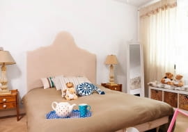 Mieszkanie idealne dla pary stało się za ciasne, gdy urodziła się Lili. A kiedy wyrosła z niemowlęcego łóżeczka, rodzice kolejny raz musieli dostosować swoją sypialnię do potrzeb coraz starszej dziewczynki. <BR /> METAMORFOZA. W niewielkim mieszkaniu, składającym się z pokoju dziennego połączonego z kuchnią oraz sypialni służącej gospodarzom również do okazjonalnej pracy, nie sposób było przeznaczyć osobnego lokum dla małej Lili. Rodzice zdecydowali się więc spać z nią w jednym pomieszczeniu. W pierwszych miesiącach życia córeczce wystarczało niemowlęce łóżeczko. Gdy jednak zaczęła chodzić i samodzielnie się bawić, trzeba było inaczej zaaranżować pokój. Poproszonej o pomoc stylistce udało się urządzić kącik dla Lili, który nie zdominował sypialni dorosłych - wybierając odpowiednie meble i dodatki, zharmonizowała styl obu części pomieszczenia. W rezultacie dobrze się tu czują zarówno rodzice, jak i dziecko. KOSZT 3777 zł (bez robocizny). <BR /> W strefie dorosłych zmiany objęły głównie łóżko - dodano do niego zagłówek. Rodzice zyskali nie tylko miękkie oparcie, ale i pewność, że córeczka, która uwielbia przychodzić do nich rano na szalone zabawy, nie uderzy się o ścianę. Stojące wcześniej przy łóżku rattanowe kosze zostały zastąpione stylowymi szafkami nocnymi, które kupiono okazyjnie na aukcji internetowej.