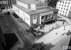 Kino Skarpa w Warszawie - Ludzie stojący w kolejce do kasy. Widoczne dekoracje reklamujące film "Krzyżacy".