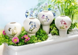 DEKORACYJNE POIDEŁKA Ceramiczne poidełka w górnej części z otworem pokryte są szkliwem. Dolny odcinek, który wbija się w ziemię, jest porowaty. Gdy wlejemy wodę, sączy się ona do podłoża przez kilka dni. Podobnie działające szklane lub plastikowe kule mają długą wąską nóżkę z otworem na końcu. Napełnia się je, odwraca i wbija w ziemię. Cena 5-20 zł za sztukę w zależności od materiału i wielkości. Dostępne w wielu sklepach ogrodniczych.