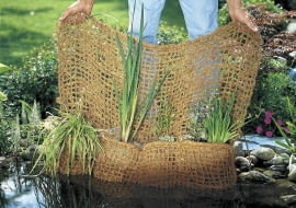 Praktyczna kieszeń na rośliny wodne wykonana z naturalnego włókna kokosowego. Pomoże stworzyć w oczku piękną kompozycję; ok. 44 zł, Gardena