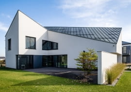 Dom asymetryczny projektu INOSTUDIO