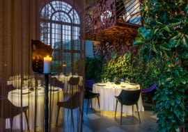 Dawna świetność i nowa jakość. Okna są zabytkowe, zasłona i balustrady powstały z modnych, nowoczesnych materiałów. Krzesła Phillipe'a Starcka.