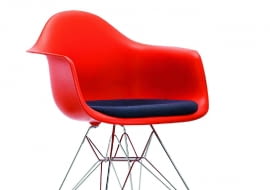 Plastic chair. Kultowe krzesło z 1950 r. Współczesna wersja z polipropylenu jest jeszcze bardziej komfortowa. 1798 zł, vitra.com/ipnoticstore.pl