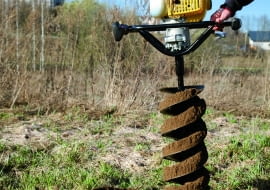 Badania geotechniczne mają duże znaczenie w kontekście budowy trwałego i bezpiecznego domu. To na ich podstawie można dobrać odpowiedni rodzaj fundamentów wraz z rodzajem hydroizolacji. Od warunków wodno-gruntowych zależy także głębokość posadowienia fundamentów w ziemi.