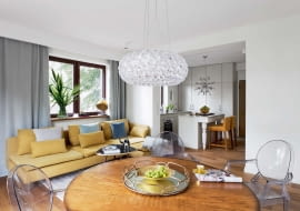 OKNA w tym mieszkaniu wychodzą na trzy strony świata. Gdy zachodzi potrzeba (choć zdarza się to rzadko), pani domu może je zasłonić uszytymi na wymiar zasłonami (karnisze są ukryte za płytą gipsowo-kartonową). Na podłodze w pokoju dziennym, kuchni i obu sypialniach ułożono olejowane dębowe deski.