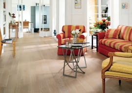 Dzięki stosowanym obecnie metodom fabrycznego wykańczania drewna świeżo ułożona podłoga może wyglądać tak, jakby leżała w domu od pokoleń