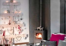 Skandynawskie wzornictwo czerpie garściami z tradycji rodzimego rzemiosła. Nawet ozdoby choinkowe mają własny styl ? skromne, raczej w stonowanych barwach, równie dobrze odnalazłyby się w codziennym wystroju wnętrza. Bywa, że eksponuje się je na drzewku-symbolu, takim jak na zdjęciu. Meble: stoliki-pieńki, 449 zł, HK Living; na choince: gwiazdy, 41,99 zł/szt., napis, 67,99 zł, domki (małe,) 62 zł/3 szt., aniołki 22 zł/szt., misie i Mikołaje 42 zł/szt., dutchhouse.pl; serduszka ręcznie malowane w nutki 7 zł/szt., Malowana Szuflada; serduszka 10 zł/szt. Malabelle; ptaszki 94 zł/szt., gwiazda (kontur), 76 zł, serca (kontury), 78 i 79 zł, serduszko haftowane 94 zł, krasnal (na podłodze), 298 zł zpotrzebypiekna.com; krasnale (małe), 89 zł/szt., renifer, 179 zł, Scandinavian Living; na kominku: Koniki 79 i 99 zł, Scandinavian Living; na stolikach: kubki (z literkami), 36 zł/szt., zpotrzebypiekna.com; świeczniki, 42 zł/szt., dutchhouse.pl; na kanapie: poduszka (amarantowa), 256 zł, poduszki (szare z wzorkiem), 209 zł/szt., Malabelle Nieopisane przedmioty są własnością prywatną.