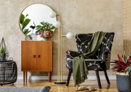 Złota lampa w aranżacji wnętrza