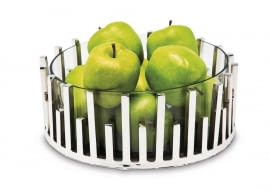 Jeszcze niedawno wystarczał nam zwykły koszyczek lub większy talerz. Teraz owoce wykładamy na misy, które zachwycają swoją urodą. Naszym zdaniem zdobią też wnętrze. <BR /> MISY NA OWOCE. Stick Visible, stal nierdzewna i szkło, śr. 28 cm, sfmeble.pl, 319,50 zł