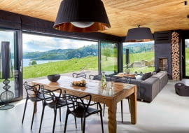 Kiedy robi się ciepło, gospodarze rozsuwają szklane ściany, a granica między wnętrzem, a tym co na zewnątrz, ulega zatarciu. Stół (Kare Design) ma przecierany wielobarwny blat. - Doskonale znosi ślady kredek i flamastrów - śmieje się pani domu. Wokół stołu krzesła Masters Philippe'a Starcka i Eugeni Quitlleta (Kartell).