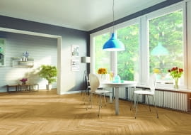 Podłoga lita jest wykonana z jednolitego fragmentu surowca, przyciętego i wyselekcjonowanego tak, by rysunek widoczny na deskach spełniał oczekiwania użytkowników.