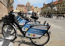 08.06.2011 WROCLAW , WYPOZYCZALNIA ROWEROW MIEJSKICH NA WROCLAWSKIM RYNKU . FOT. MACIEJ SWIERCZYNSKI / AGENCJA GAZETA SLOWA KLUCZOWE: ROWER MIEJSKI ROWERY WYPOZYCZALNIA NEXTBIKE ZDJĘCIE DO WKŁADKI: DLOWA strony lokalne GW - WarszawaGazeta_Stoleczna