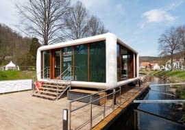 Budynek został zaprojektowany przez berlińskiego architekta Wernera Aisslingera