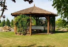 10.06.2003. OLTARZEW OGROD SESJA SNIADANIE W ALTANIE KWIETNIK ALTANA FOT. PIOTR MOLECKI / AGENCJA GAZETA PUBLIKACJA OGRODY NR 2 (82) - 2.2006