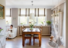 FIGURKI KONIKÓW galopujące po całym mieszkaniu to wspomnienie lekcji jazdy konnej córek. Natomiast obraz w złotych ramach jest pamiątką po babci Magdy, która dostała go od zakochanego w niej malarza. Jako dziecko pani domu nie przepadała za tym płótnem. Gdy stał się jej własnością, odnowiła go fachowo według rad koleżanki, konserwatorki zabytków. Po renowacji odzyskał świetlistość i teraz codziennie przy śniadaniu domownicy wpatrują się w niego jak zaczarowani.