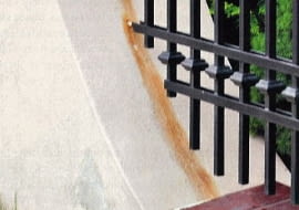 podmurówka,ogrodzenie,plamy z rdzy